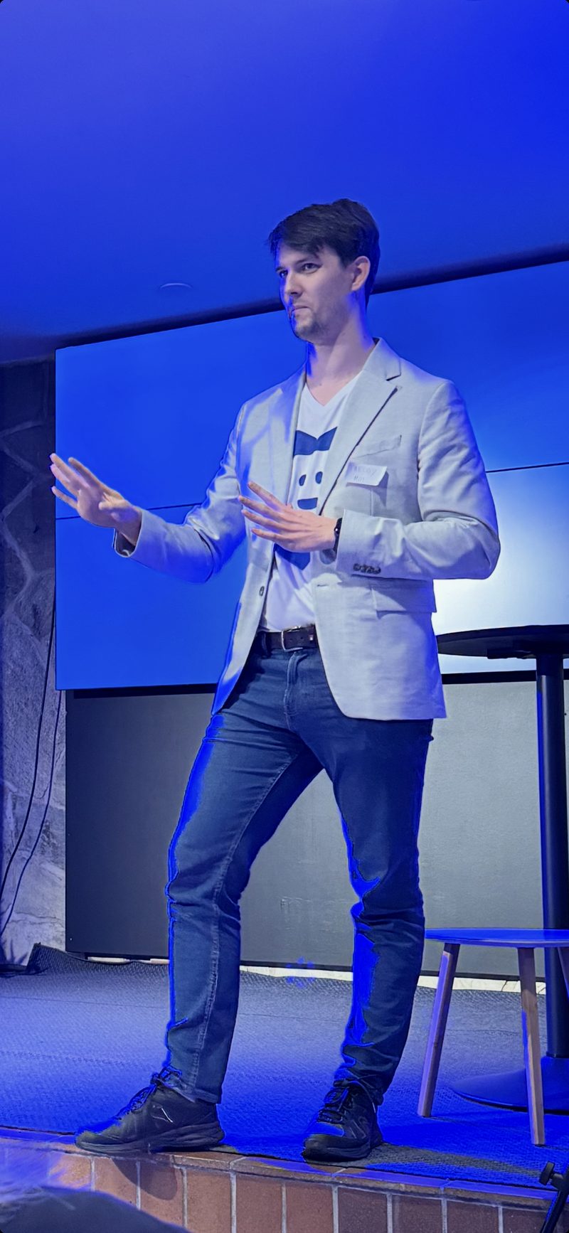 Freddy on stage, presenting Moi, wearing a Moi t-shirt